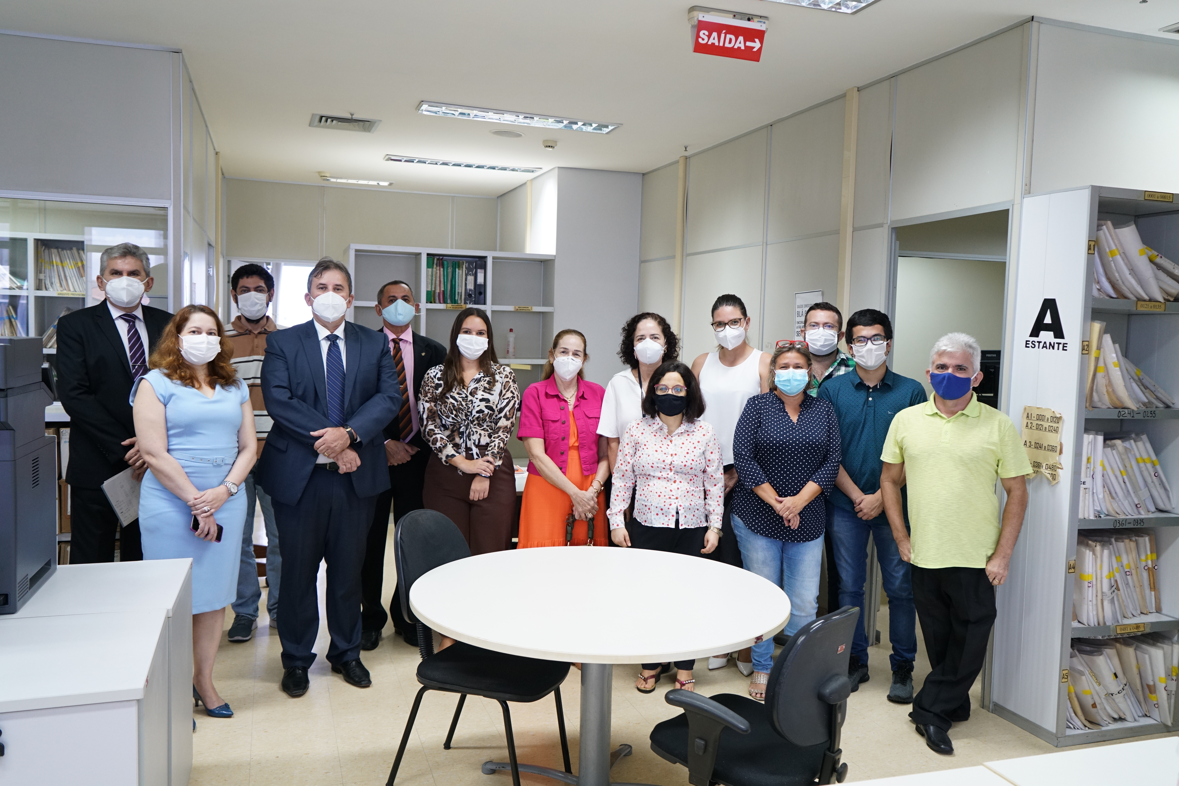 Imagem do corregedor na quarta vara do trabalho de fortaleza com os servidores e magistrados presentes