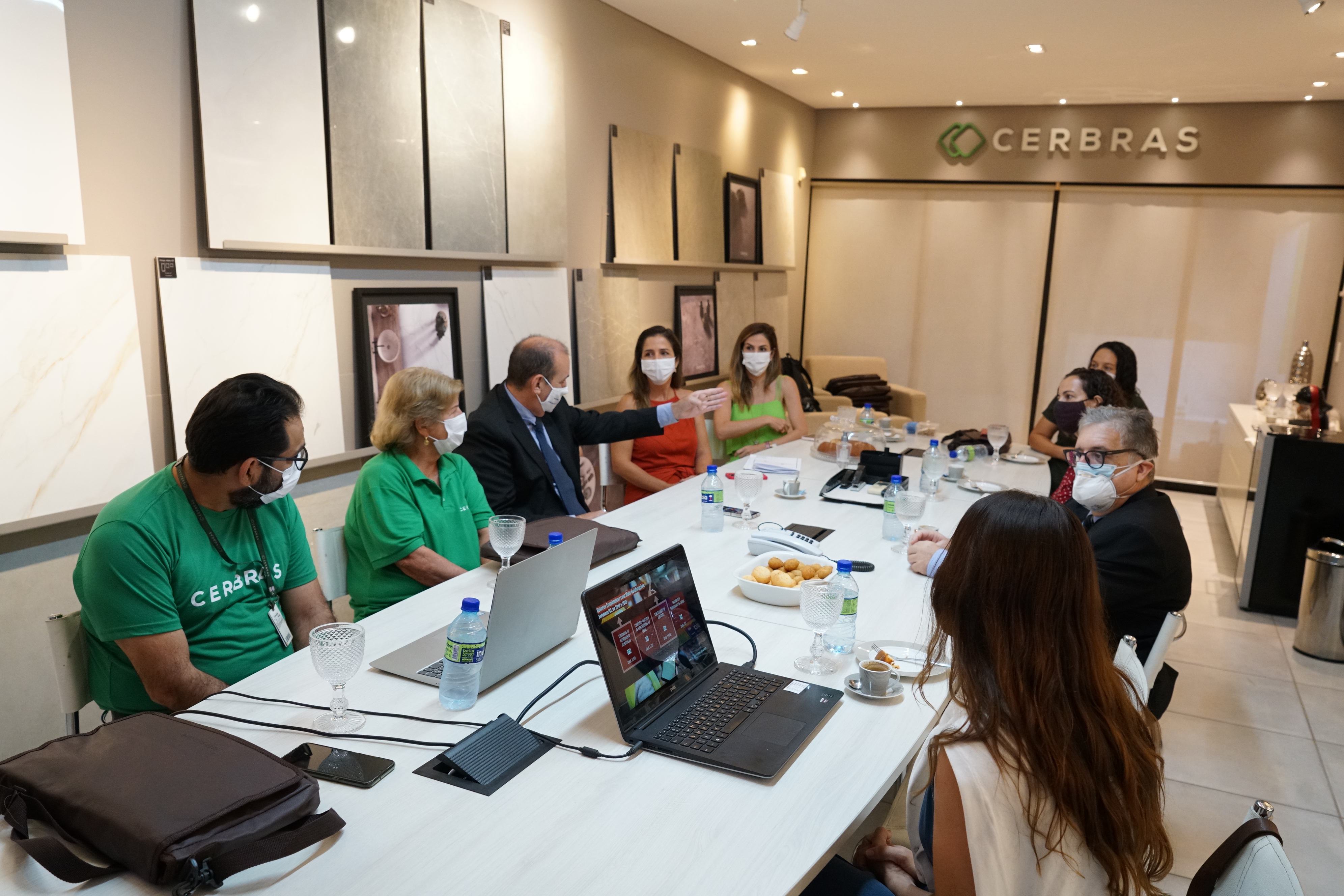 Foto na sala de reuniões da empresa Cerbras onde estavam integrantes do Programa Trabalho Seguro e representantes da empresa