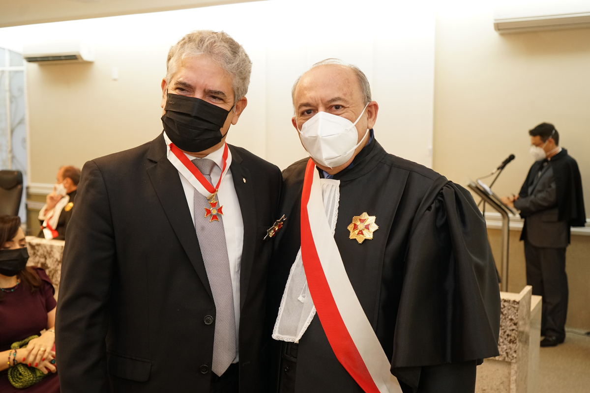 Imagem da entrega da medalha  ao procurador geral do trabalho