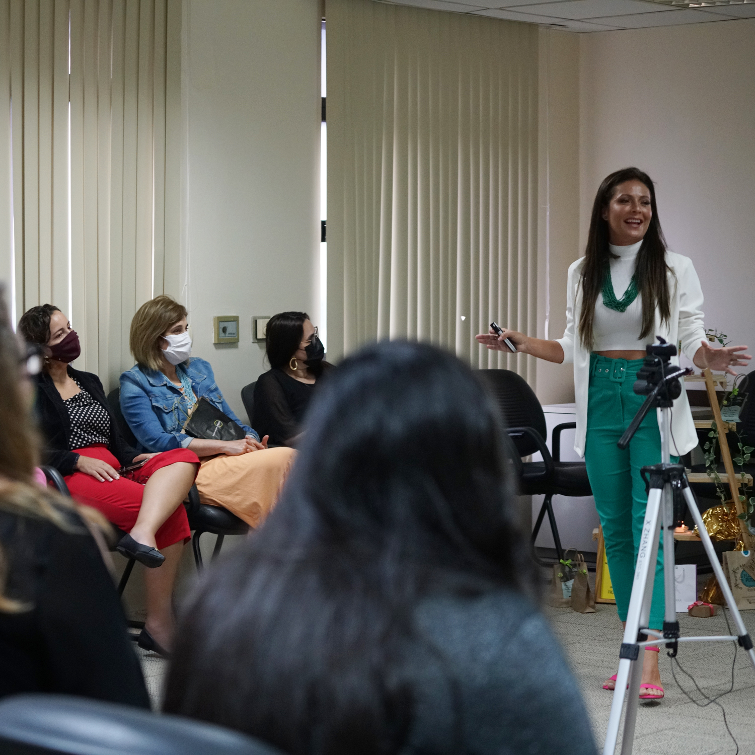 Instrutora da palestra de saúde mental para mulheres fala à plateia