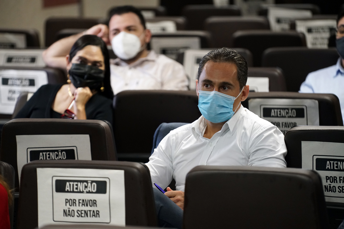 Imagem de Fernando Freitas sentado no auditório