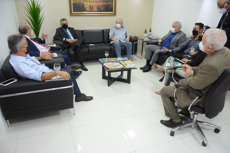 imagem da reunião está de frente para ela o presidente da câmara, mas agora vê-se o rosto do desembargador jefferson quesado e do chefe de comuicação do tribunal regional do trabalho hugo cardim Imagem reprodução: Câmara Municipal de Fortaleza