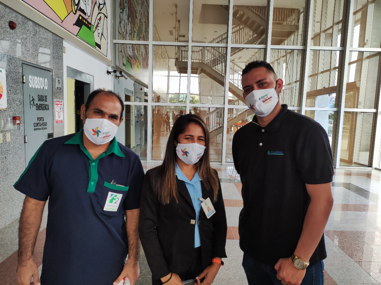Foto com três prestadores de serviço usando máscara do Programa