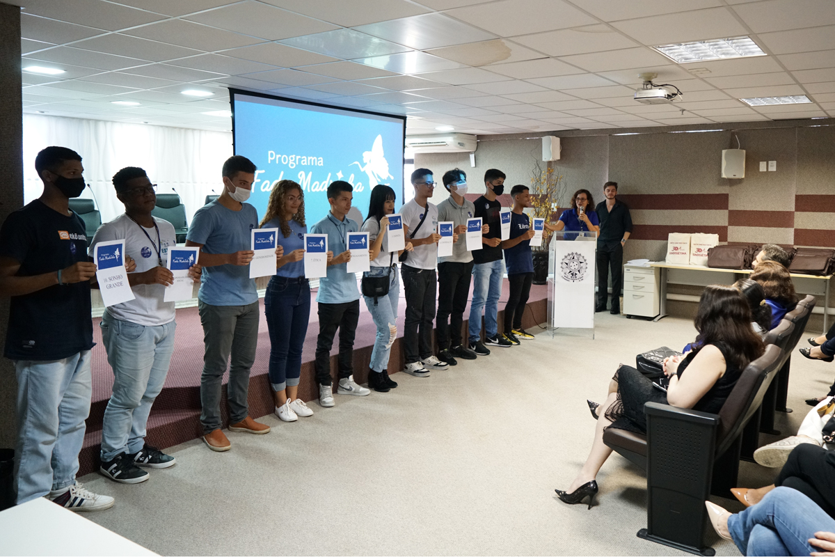 Foto Estagiários expuseram os 10 valores do Programa para o público presente, atavés de plaquinhas com os valores impessos