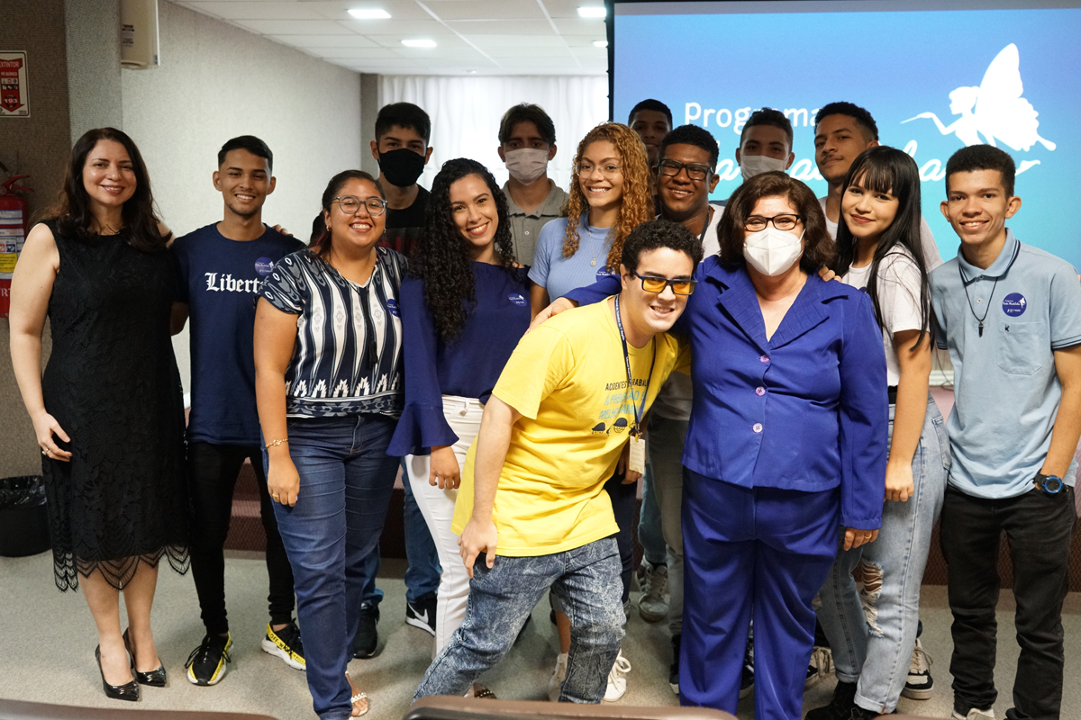 Foto da presidente do TRT-CE de juíza Karla Yacy com os jovens no auditório