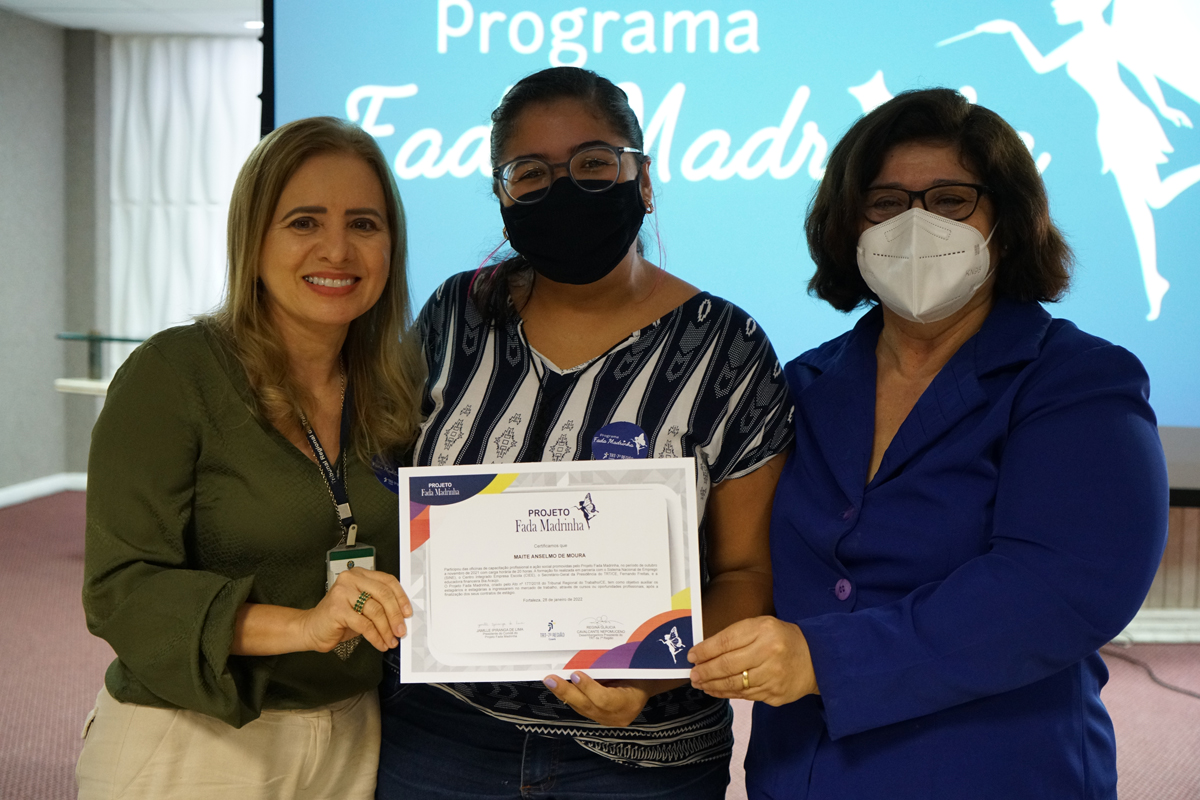 Foto da Rejane Albuquerque, Maitê Anselmo e a presidente do TRT-7, desa. Regina Gláucia entregando certificado à ex estagiária