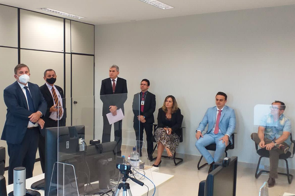 Foto na sala de audiência onde foi feita a leitura da ata de correição e magistrados, servidores e equipe da corregedoria estavam reunidos