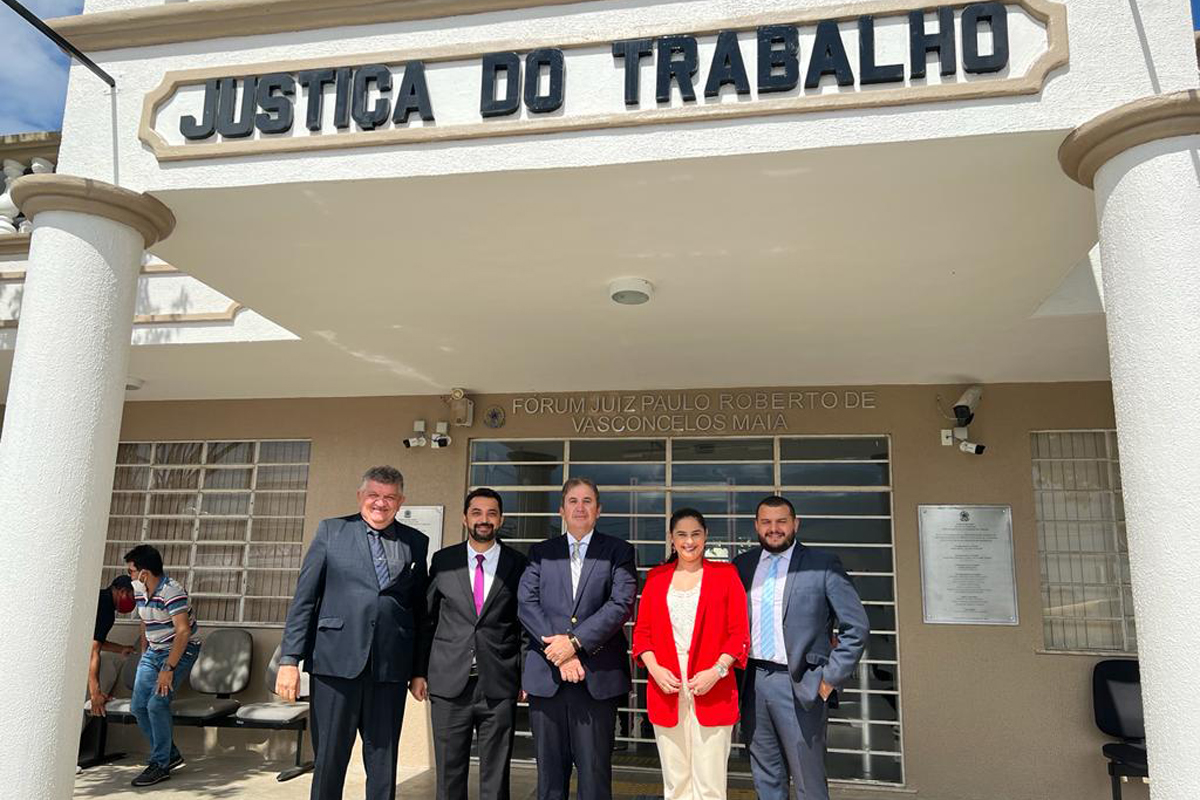 Foto de advogados e corregedor em frente ao Fórum Trabalhista de Crateús.