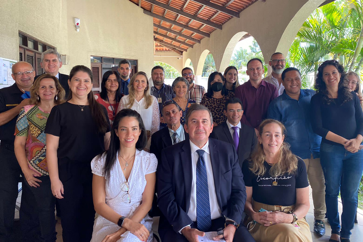 Foto das equipes da VT do Eusébio e da Corregedoria. Estão todos reunidos na área externa da unidade. Todos estão sorridentes.