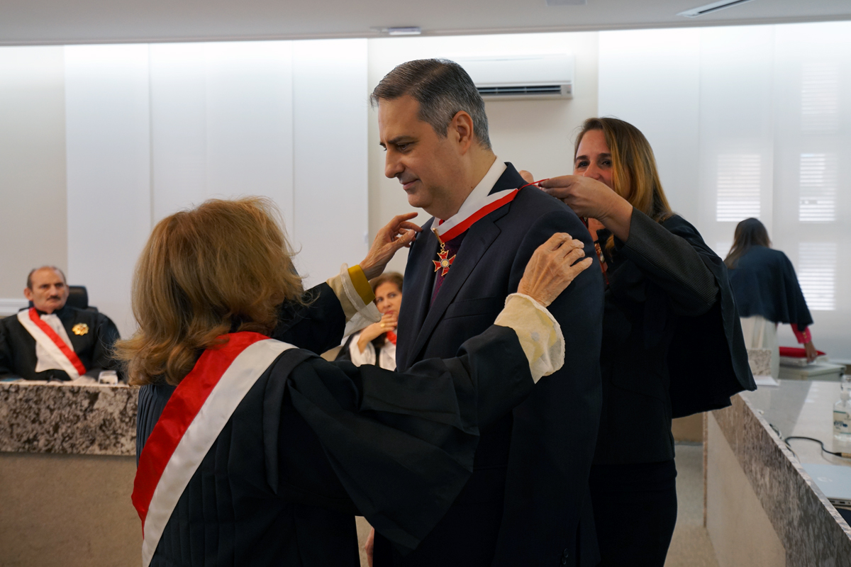 Erinaldo recebe a medalha das mãos da desembargadora Maria José Girão