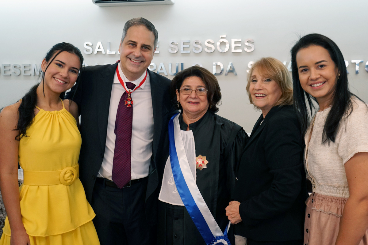 Erinaldo ao lado de familiares e da presidente do TRT-7, desembargadora Regina Gláucia Nepomuceno