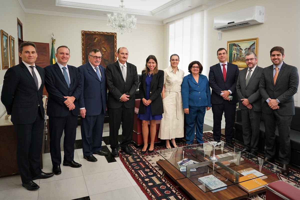 Comitiva do Santander com a presidente do TRT-7