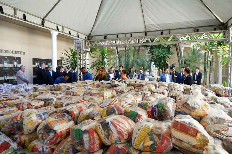 Toneladas de Alimentos sendo entreges no pátio do TRT