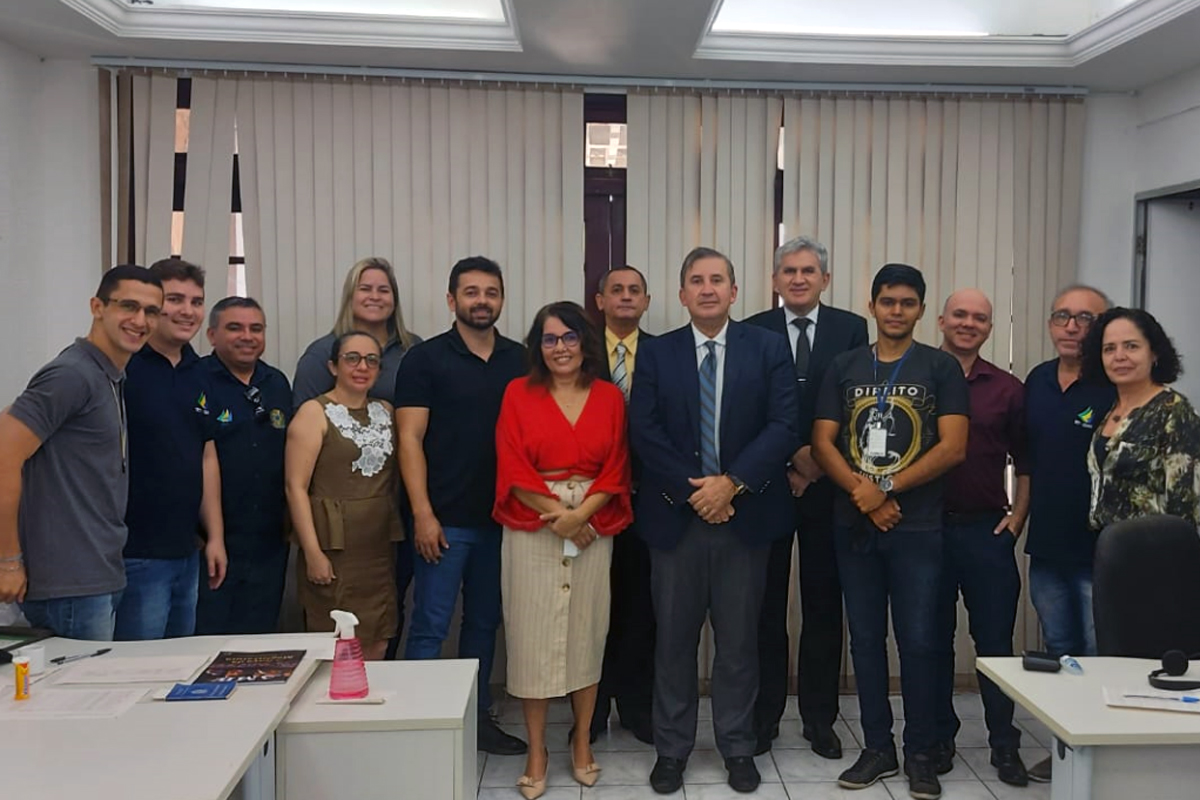 Equipe da Vara do Trabalho de Aracati reunida com o corregedor