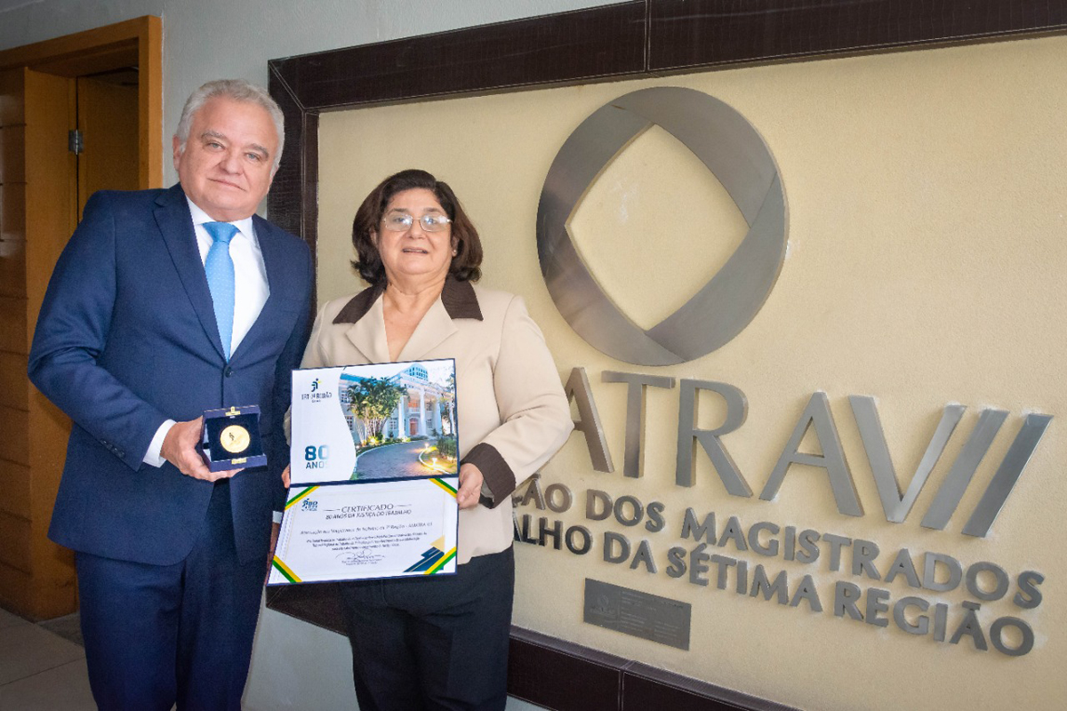 Juiz Hermano Queiroz recebe medalha das mãos da desa. Regina Gláucia