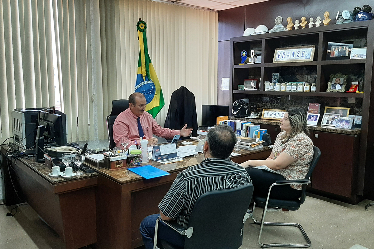 Desembargador Francisco José Gomes com os membros do Cerest/CE, Mara Tavares e Valbênia Almeida