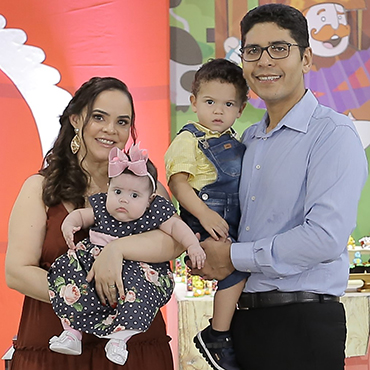 Servidores Mayara Myrna, Fabiano Rego e os filhos Beatriz e Benício