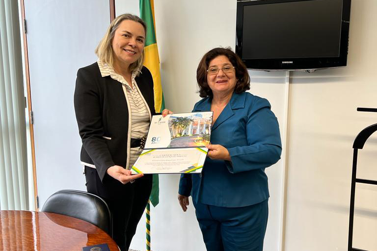 Ministra Kátia Arruda recebeu a medalha em seu gabinete no TST