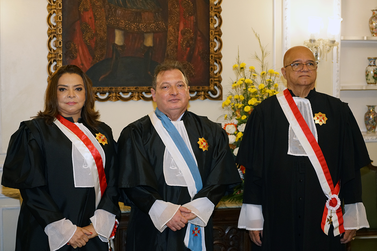 Desembargadores Roseli, Durval e Clóvis, respectivamente vice-presidente, presidente e corregedor do TRT-7