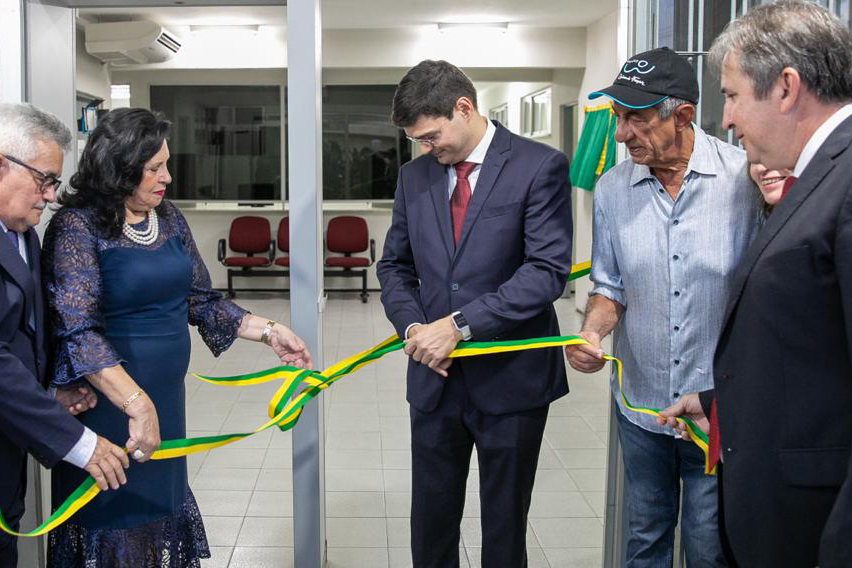 fita de inauguração sendo cortada