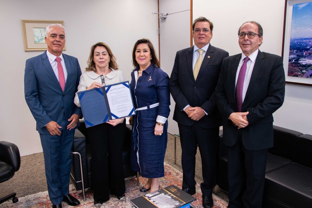 desembargadores posam segurando o documento Carta de Brasília
