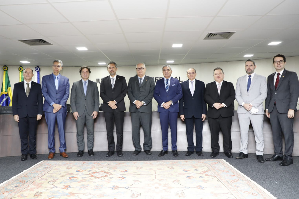 Magistrados e governador do Ceará posam pra foto no palco do auditório