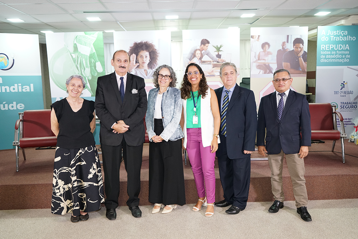 Gestores do Programa Trabalho Seguro posam para foto com as palestrantes e a mediadora