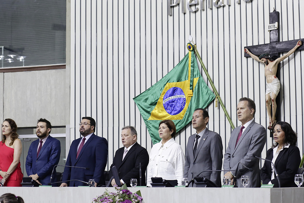 Autoridades compondo a mesa de abertura da solenidade