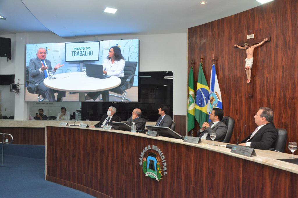 autoridades compondo a mesa do plenário da CMF assistem à apresentação do Programa Minuto do Trabalho no telão