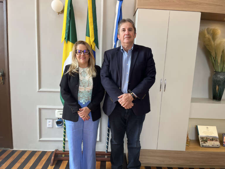 Foto Reitora da UVA, Izabelle Mont’Alverne e diretor da Escola Judicial des. Paulo Régis Botelho