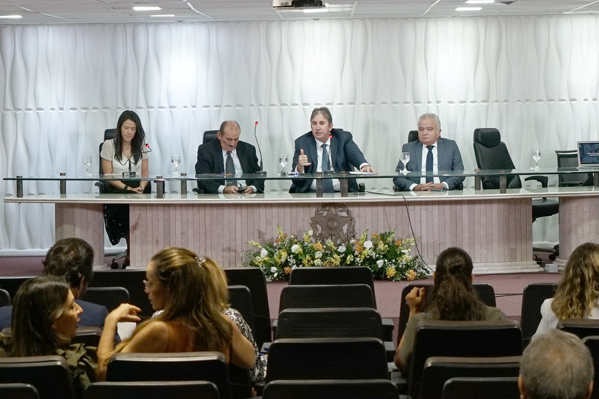 uma juíza, dois desembargadores e um juiz compõem a mesa de abertura do evento
