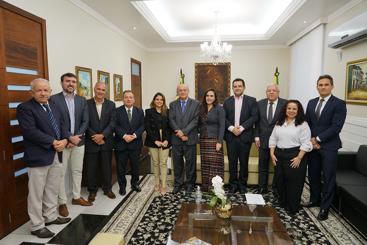 Membros do TRT7 reunidos com o consultor do Prêmio Innovare