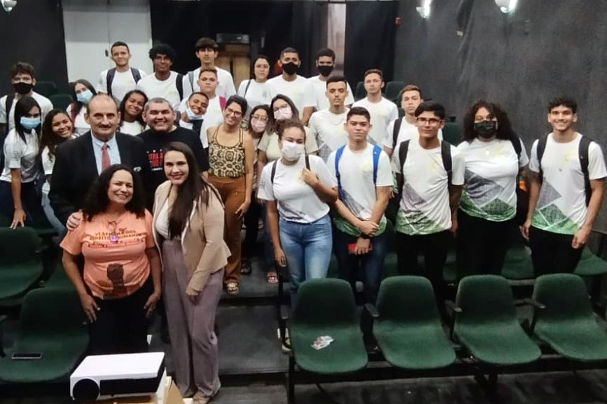 Foto de vários jovens junto de magistrados do TRT-7