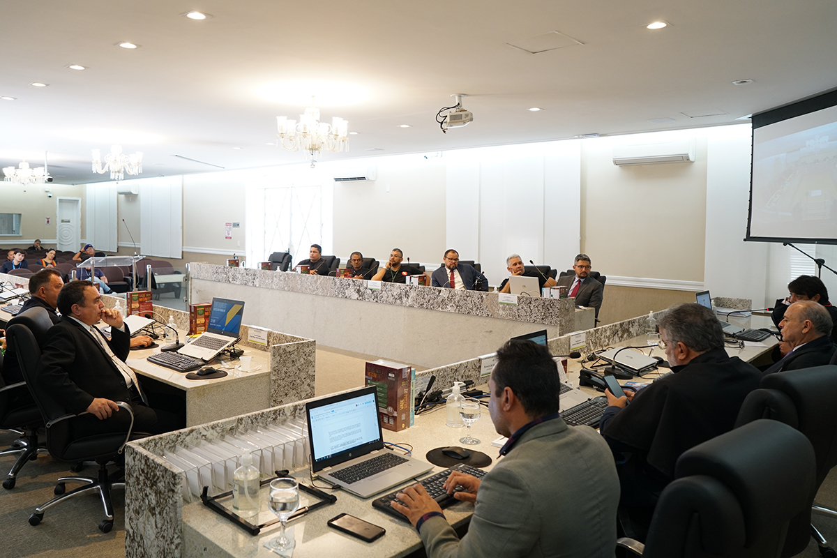 Pessoas reunidas em audiência na sala de sessões do Pleno do TRT7