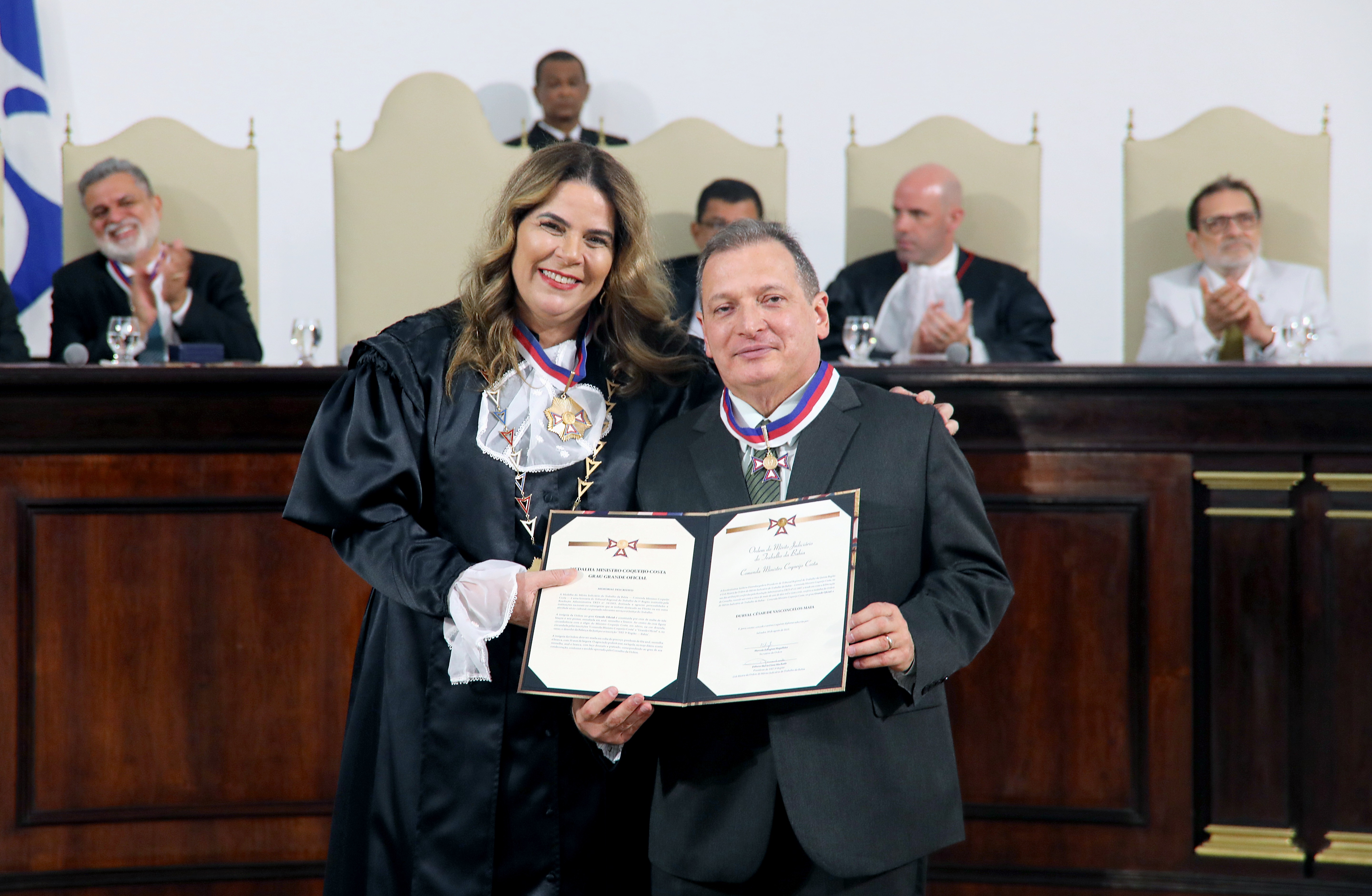 Desembargador Durval Maia recebe a comenda