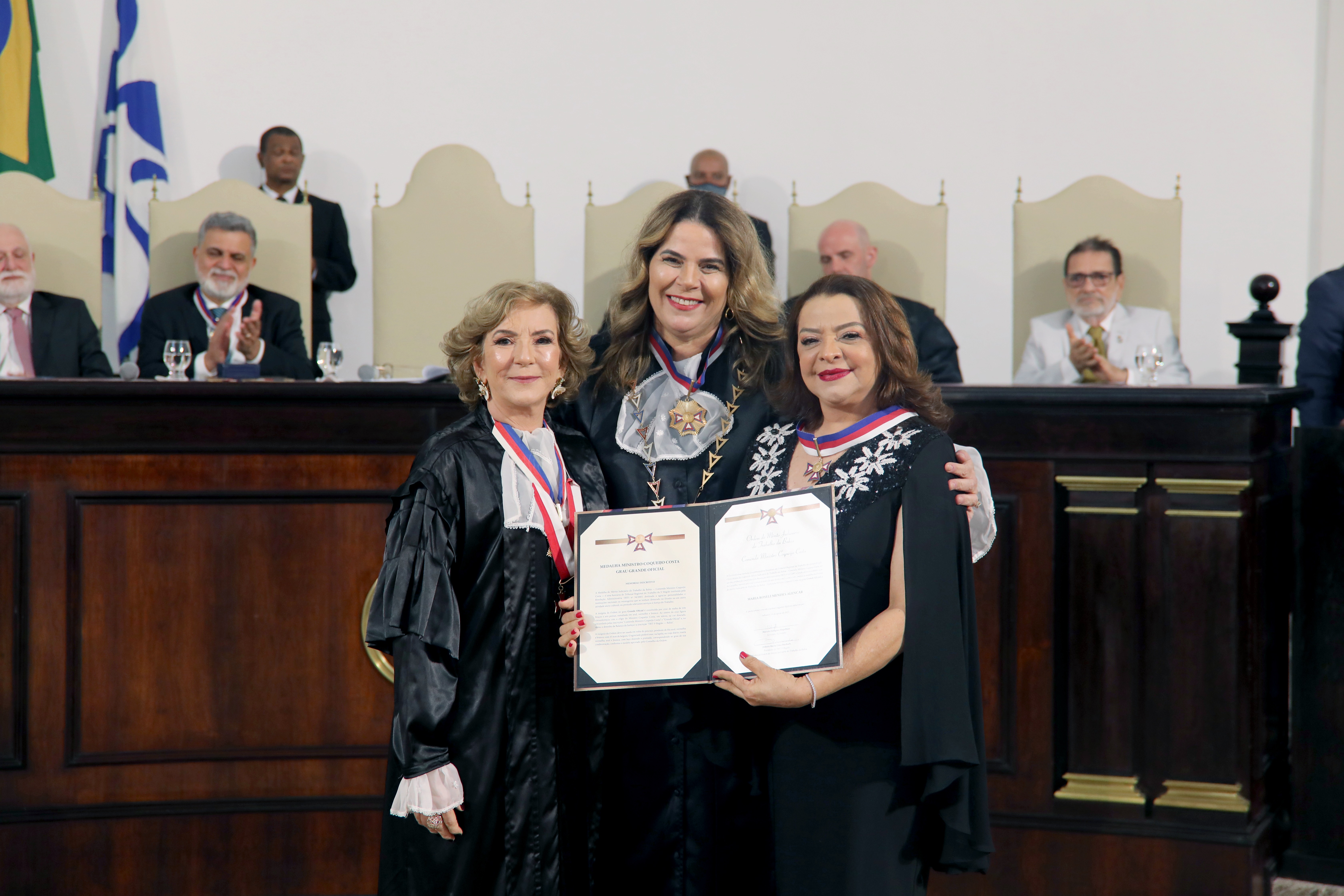 Desembargadora Roseli Alencar (dir.) recebe a homenagem