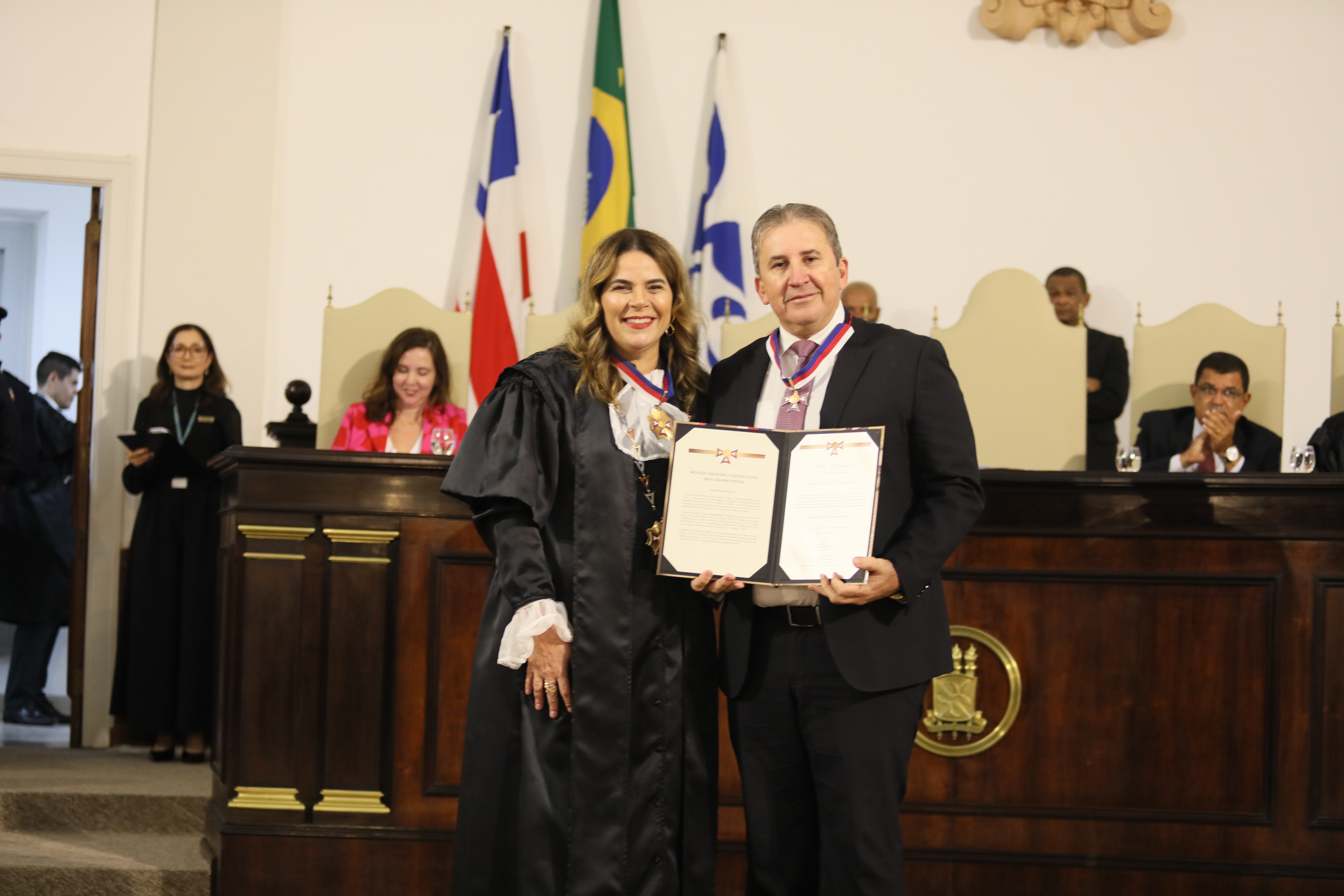 Desembargador Paulo Régis recebe a honraria