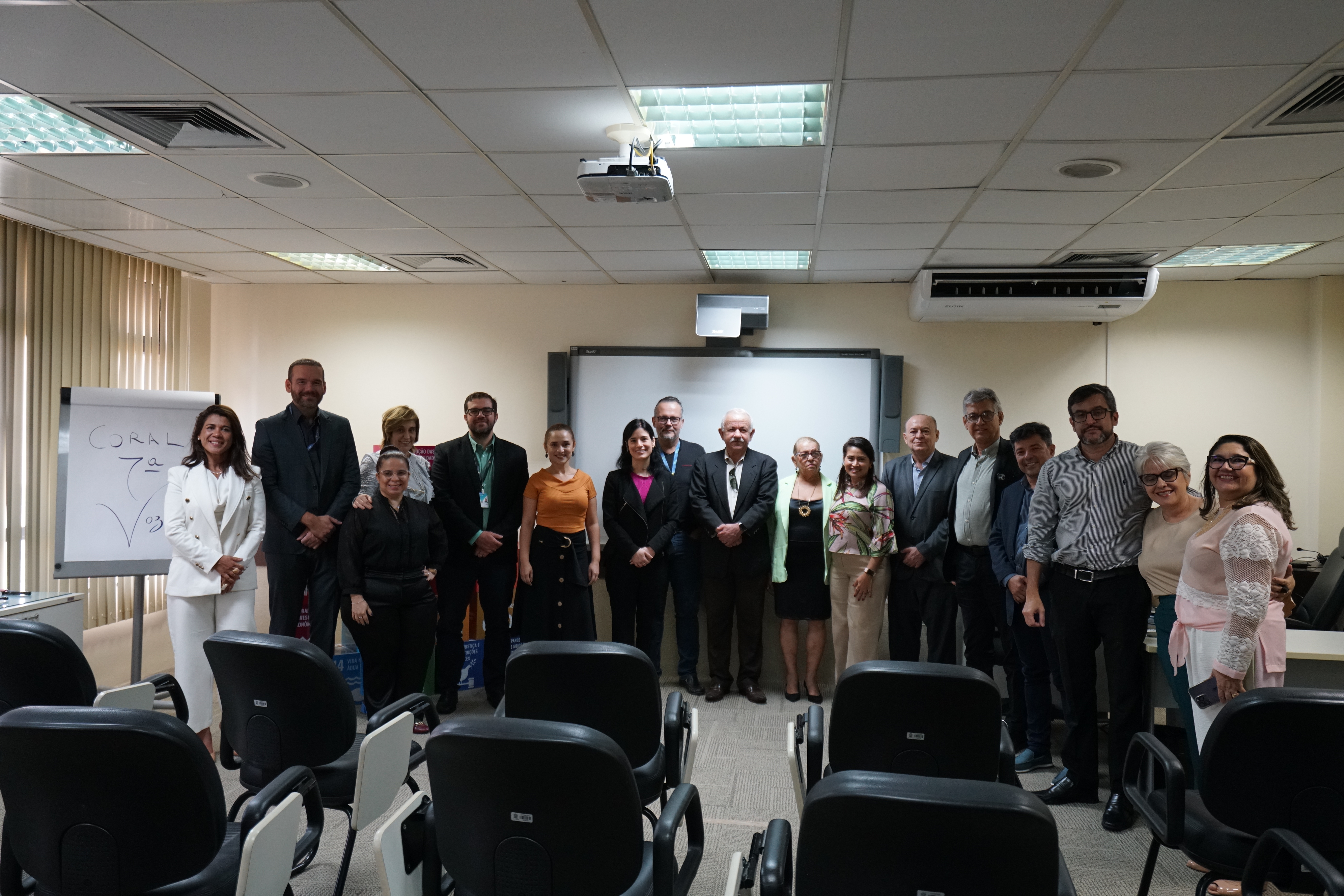 Foto posada dos participantes na sala de aula da Escola Judicial. Eles estão juntos, de pé e sorridentes.  Há oito homens e 9 mulheres