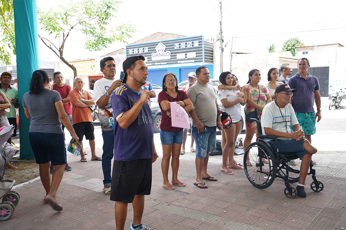 Foto das pessoas esperando atendimento