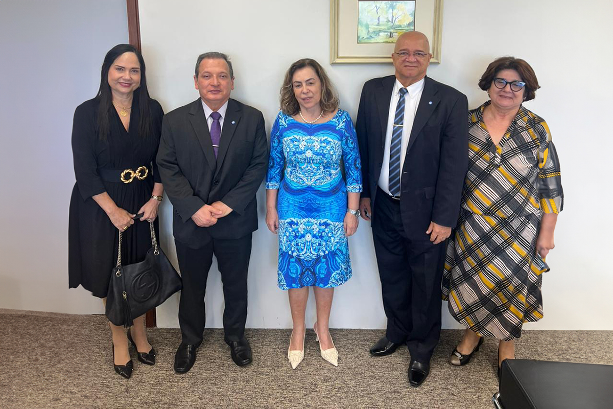 Ministra do TST ao centro com comitiva do TRT-7