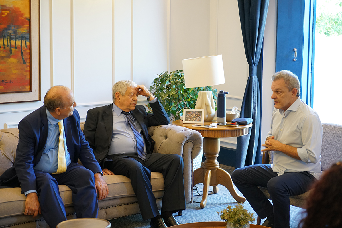 Desembargadores e prefeito sentados num sofá enquanto conversam