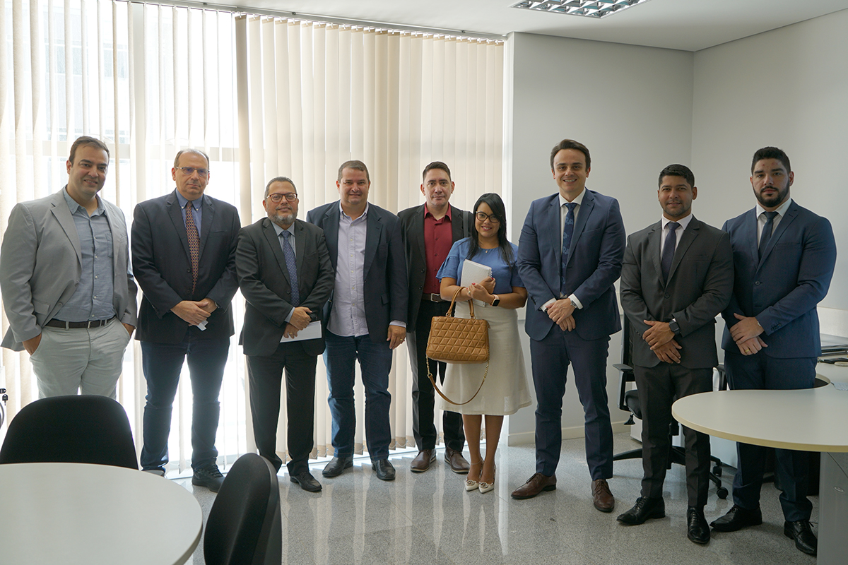 Foto do juiz Mauro Elvas junto de vários advogados. Todos estão sorridentes e de pé