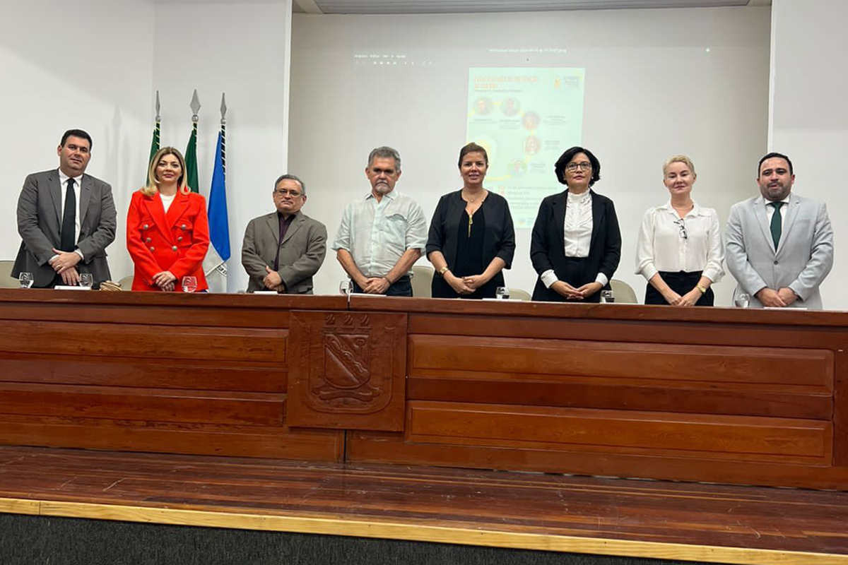 Autoridades e professores na composição da mesa de abertura