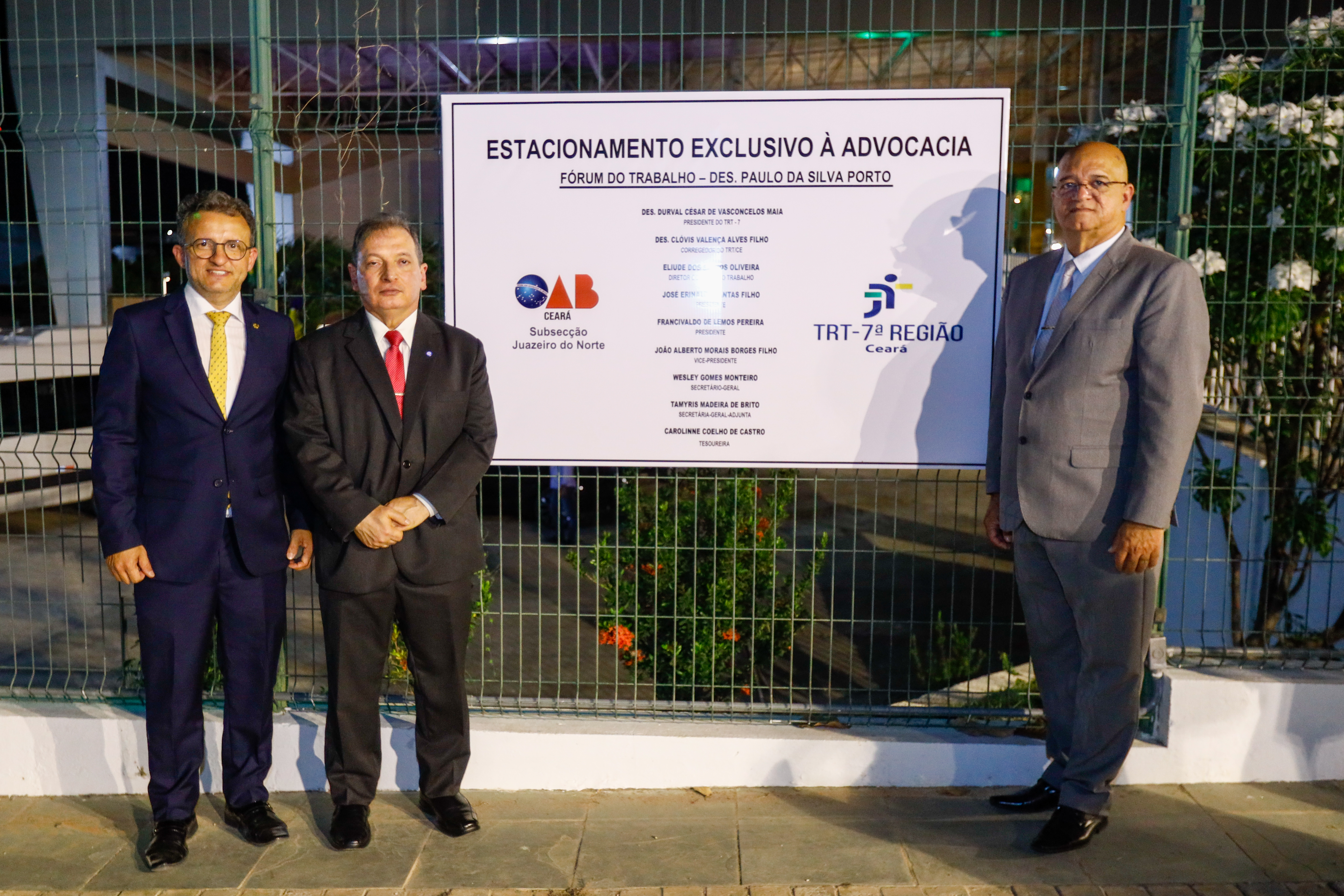 Foto do Presidente da OAB - Subseção Juazeiro do Norte, Vavá Lemos, presidente do TRT-7, Durval César Maia e o Corregedor-Regional, Clóvis Valença. Estão ao lado da placa do estacionamento inaugurado no dia do evento