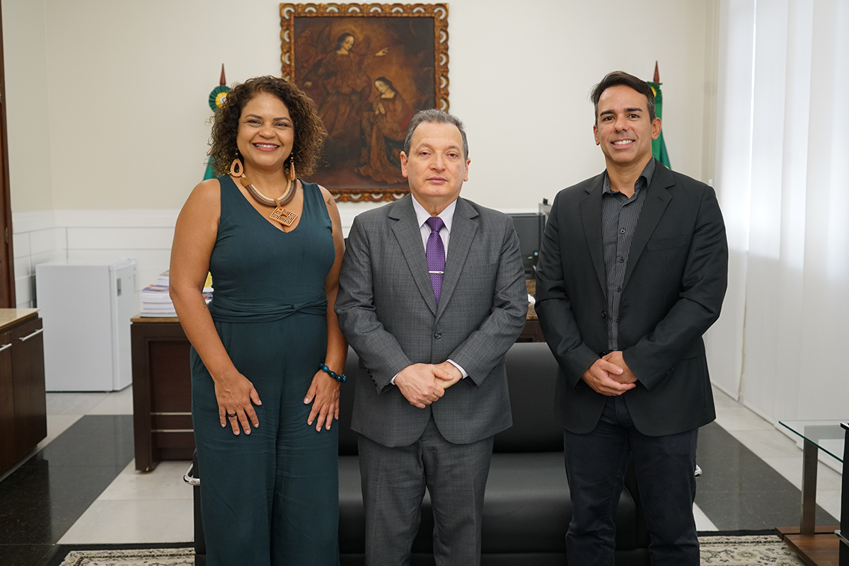 Mulher e dois homens posam para foto na Presidência do TRT-7