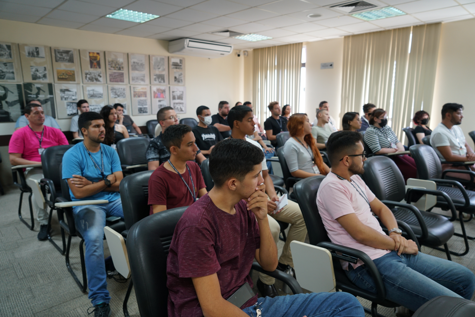 Foto da Turma de estagiários(as) de 2023. Eles estão sentados na sala de aula da Escola Judicial olhando para frente.