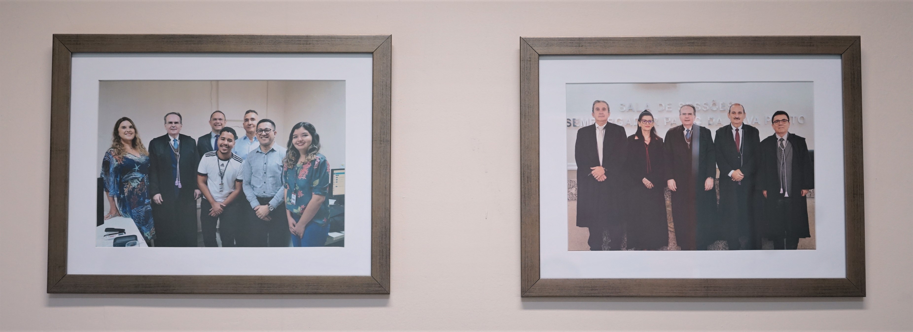 Dois quadros emoldurados com as fotos da equipe de trabalho (primeira foto) e dos componentes da Segunda Turma (segunda foto: desembargadores). Os quadros têm moldura marron e parte interna branca.