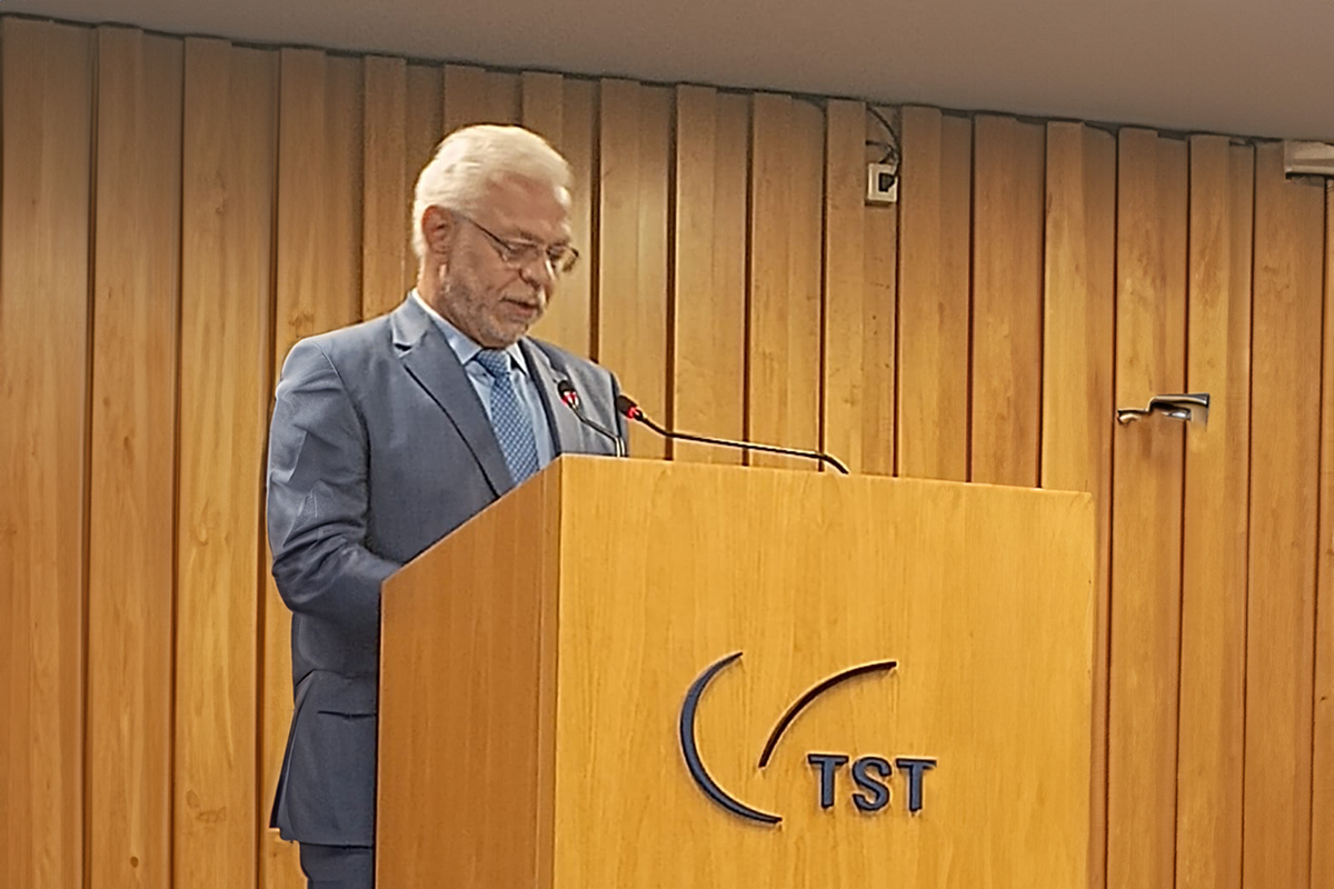 homem de paletó fala num púlpito do TST