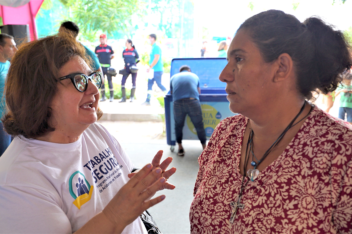 desembargadora de camisa branca explica para mulher seus direitos