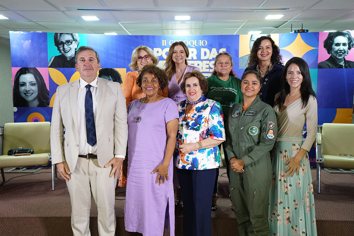 pessoas em pé na frente do painel do evento